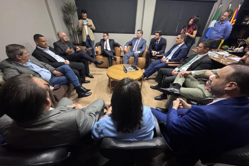 Dr. Victor Rocha recebe ex-governador Reinaldo Azambuja na Câmara Municipal e reforça compromisso com o desenvolvimento de Campo Grande