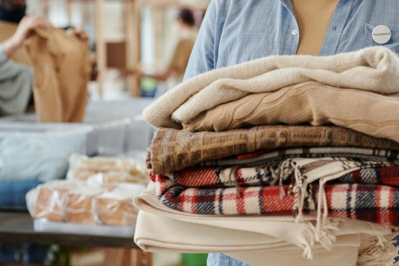 Com previsão de baixas temperaturas nos próximos dias, Shopping incentiva doações de agasalhos com brinde para clientes