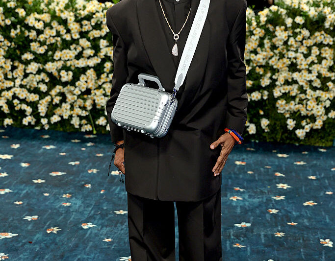 Spike Lee Usa A Rimowa Original Bag Na Cor Prata No Met Gala 2025, Em Nova York