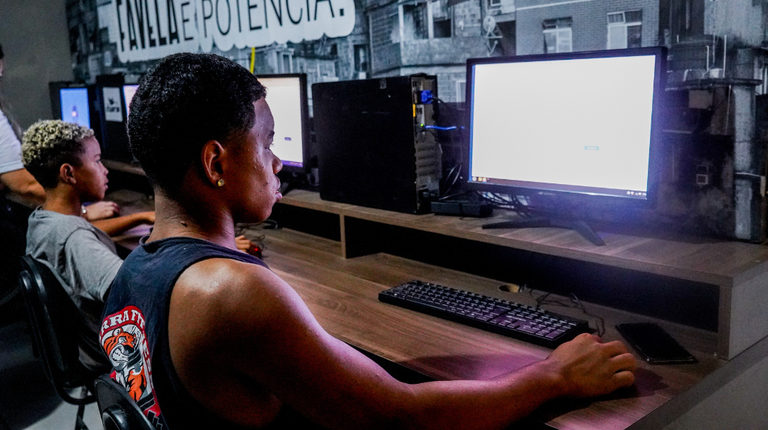 “Esses computadores podem proporcionar uma educação e um futuro melhores”, diz mãe de crianças beneficiadas pelo Computadores para Inclusão