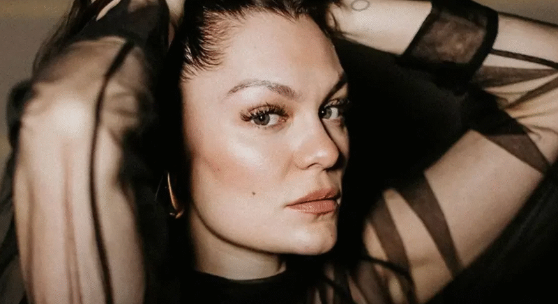 Jessie J anuncia câncer de mama mas confirma show no The Town