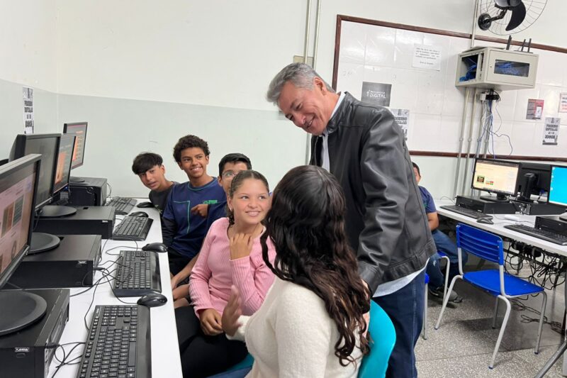 Roberto Hashioka entrega 12 novos computadores a Escola Estadual Irmam Ribeiro e se compromete a destinar mais R$50.000,00