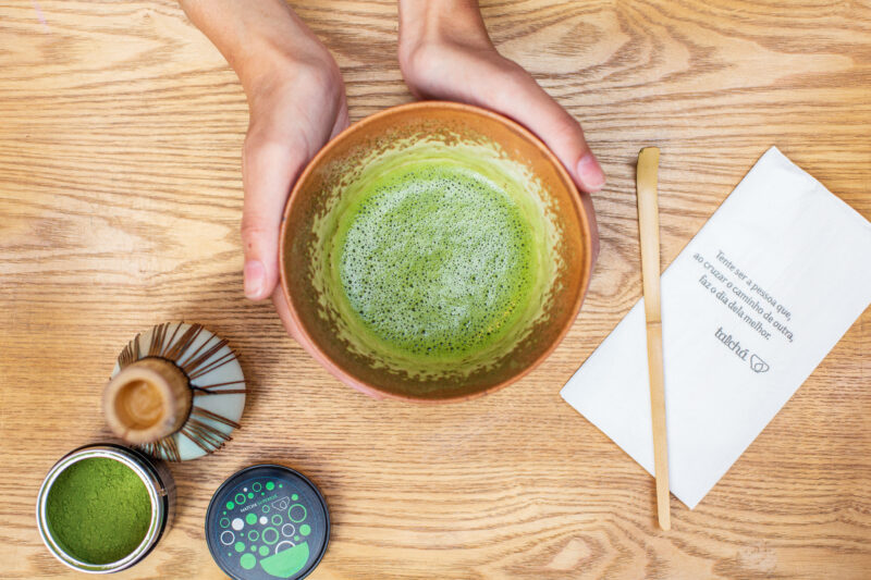 Matchá x café: o que a ciência diz sobre duas formas de estimular o corpo e a mente