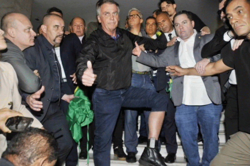Bolsonaro burla ordem e Moraes exige explicação