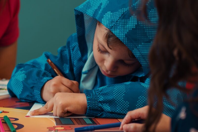 Oficinas gratuitas de pintura, fantoches e origami animam a criançada no fim de semana no Shopping