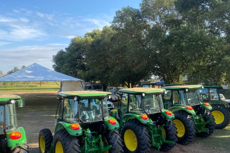 Ministério da Agricultura entrega 14 tratores a municípios de MS com apoio do senador Nelsinho Trad