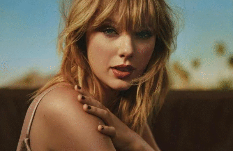 Taylor Swift fica noiva e revela planos de ser mãe