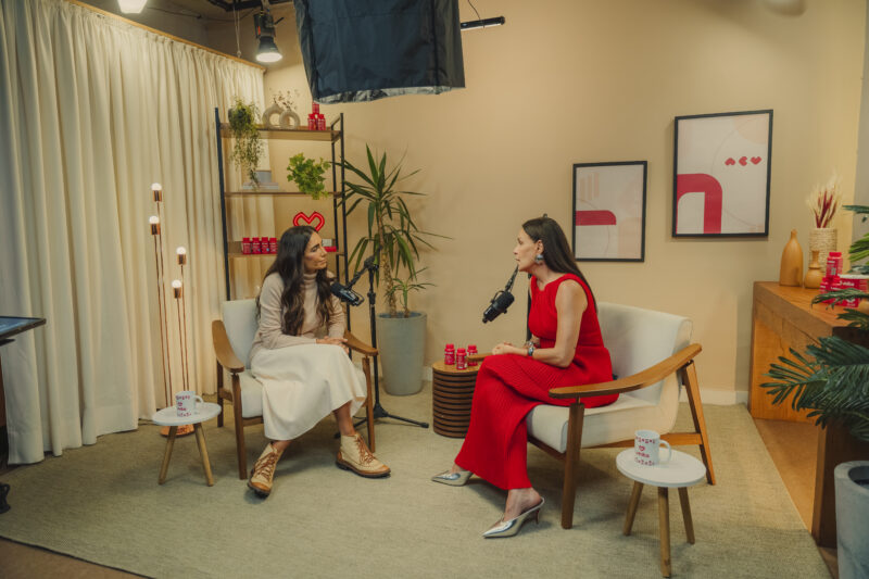 Carolina Ferraz abre o jogo sobre invisibilidade da mulher 40+ em novo podcast