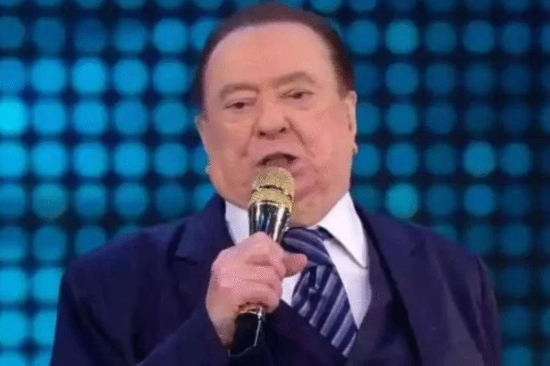 Raul Gil continua internado, mas melhora a cada dia, diz assessoria