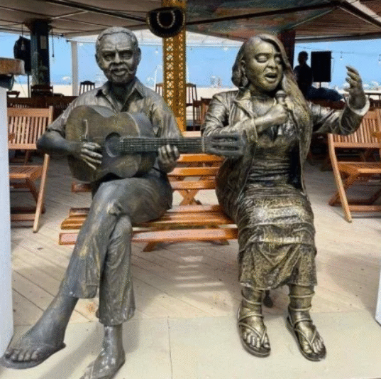 Preta Gil ganha estátua em Copacabana ao lado de Gilberto Gil