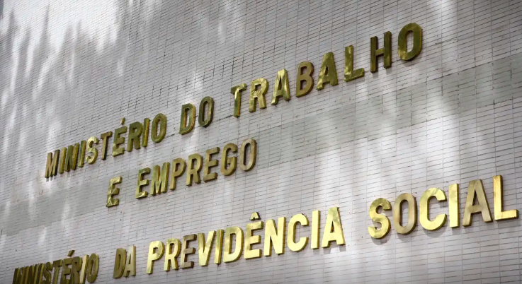 Governo notifica patrões sobre atraso do FGTS de empregadas domésticas