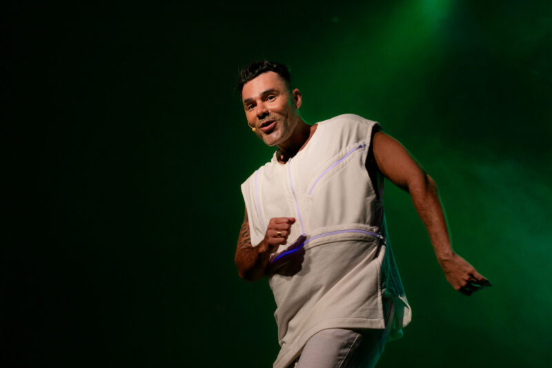 Rodrigo Sant’Anna faz única apresentação do espetáculo “Atazanado” em Juiz de Fora