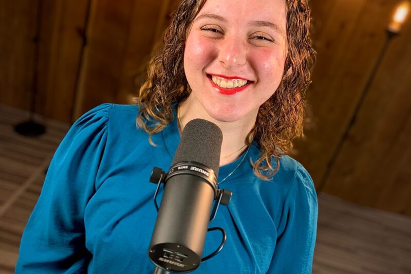 Jovem cantora de São Gabriel do Oeste lança clipe de One of Us