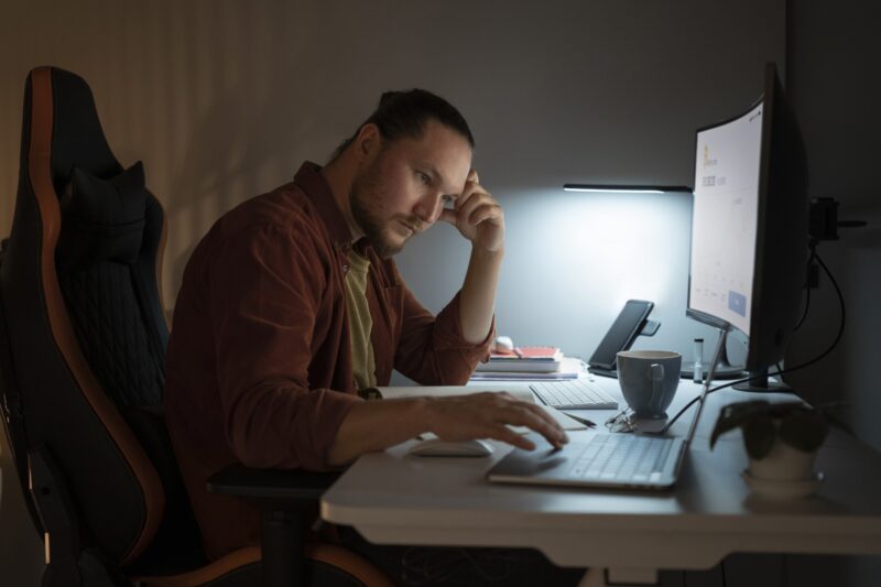Índices de burnout no setor de TI chamam atenção para cuidados com a saúde mental