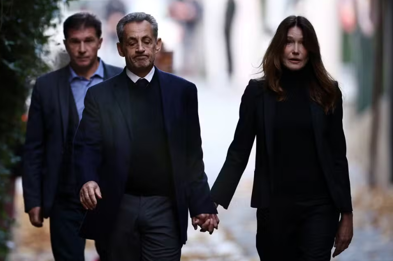 Nicolas Sarkozy, ex-presidente francês, chega à prisão em Paris