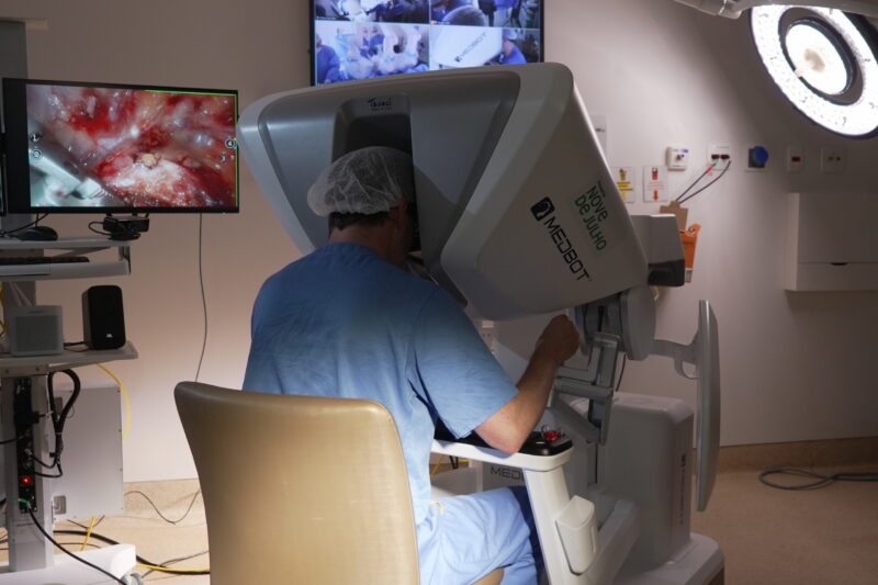 Hospitais Nove de Julho (SP) e Mãe de Deus (RS) realizam a primeira telecirurgia robótica não experimental da América Latina