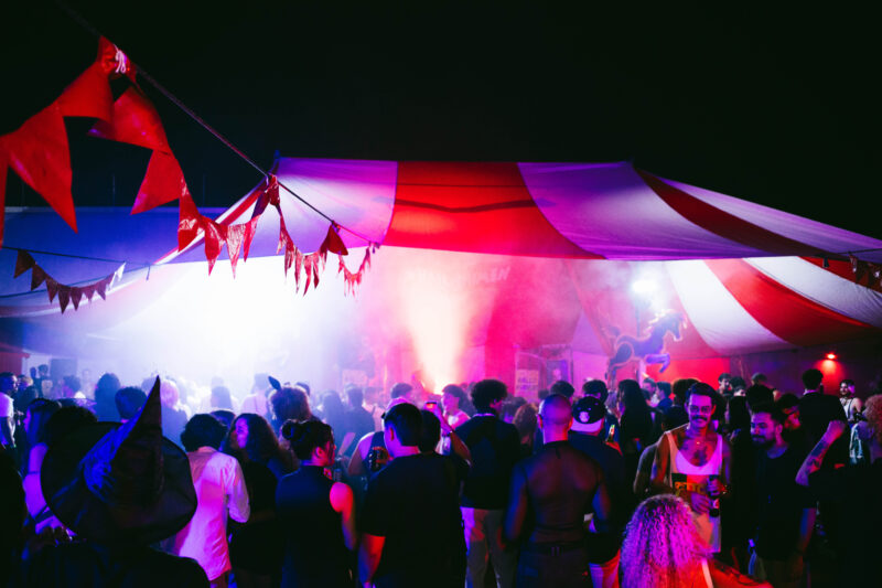 Bruxa da Sapolândia e outras lendas urbanas inspiram programação de halloween em bar na Esplanada Ferroviária