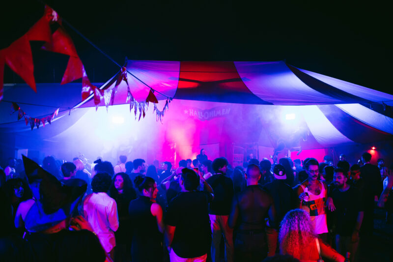 Bruxa da Sapolândia e outras lendas urbanas inspiram programação de halloween em bar na Esplanada Ferroviária