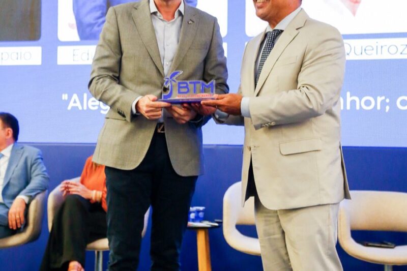 Secretário Eduardo Bismarck é homenageado na abertura do BTM 2025 e destaca avanços do turismo cearense