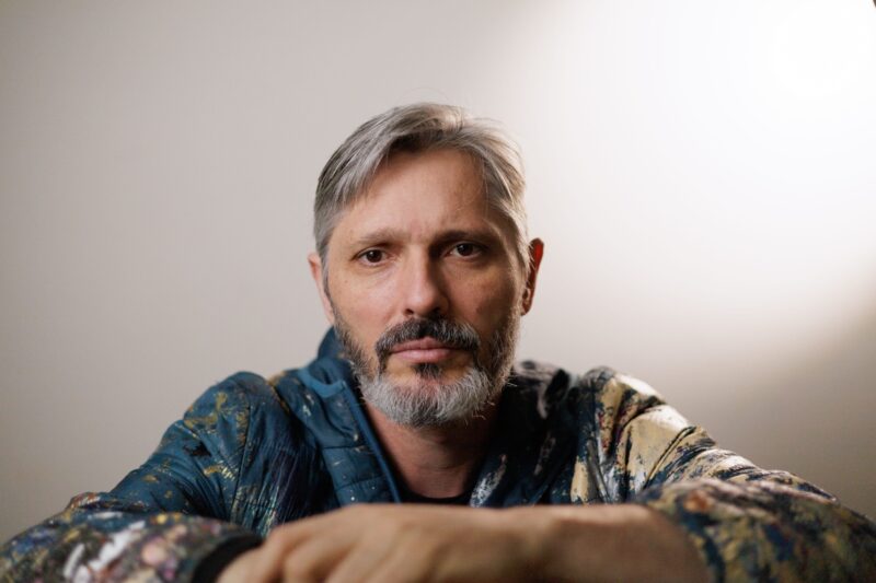 Solano Aquino apresenta a exposição-performance “Sobre Pedras” em Santo André