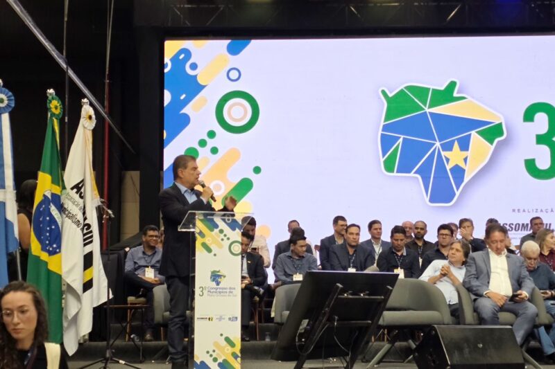 Senador Nelsinho Trad participa da abertura do 3º Congresso de Municípios de Mato Grosso do Sul e reforça compromisso com as prefeituras