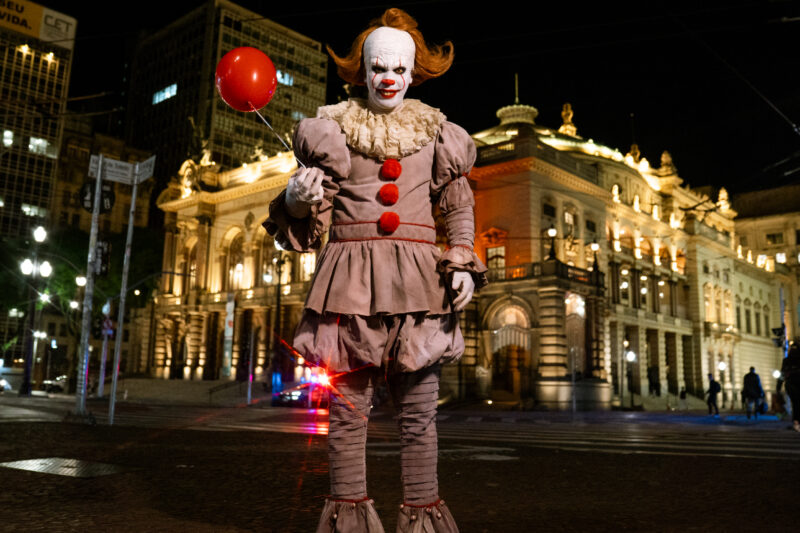 HBO Max espalha balões vermelhos pelas ruas em ação global de ‘It: Bem-vindos a Derry’