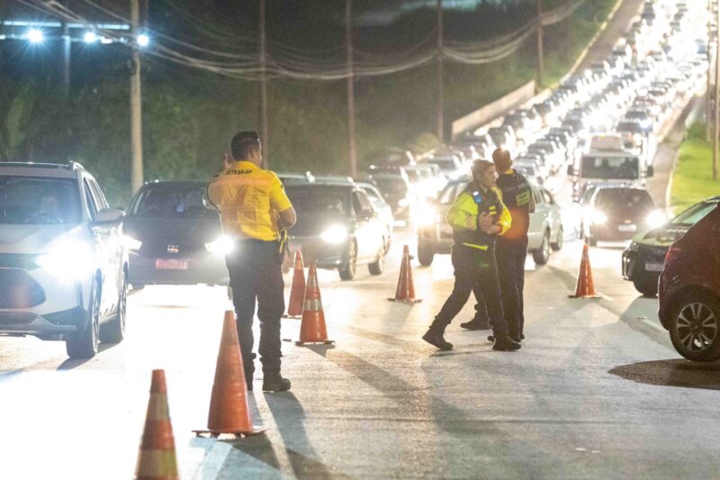 Fiscalização do Detran-DF autua 66 motoristas por alcoolemia no fim de semana