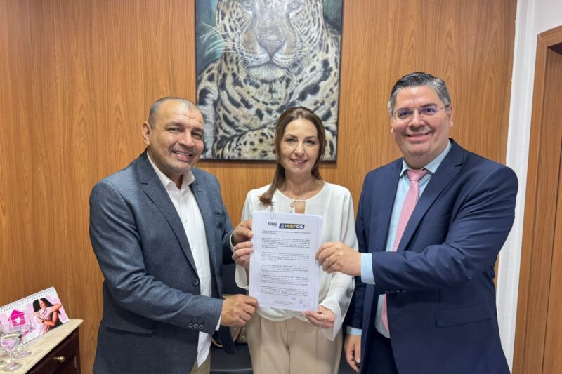 Dr. Victor Rocha assina termo de anuência para garantir funcionamento das novas viaturas do SAMU em Campo Grande