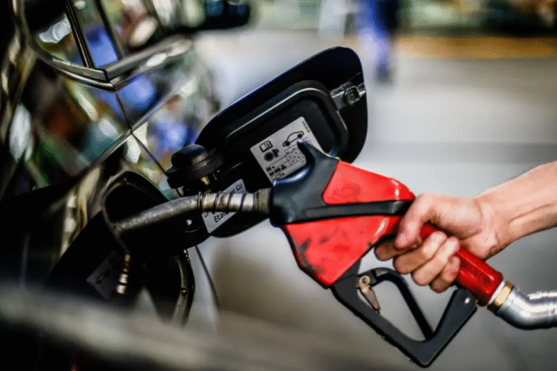 Diesel comum fica mais caro em outubro na comparação com setembro, segundo Edenred Ticket Log