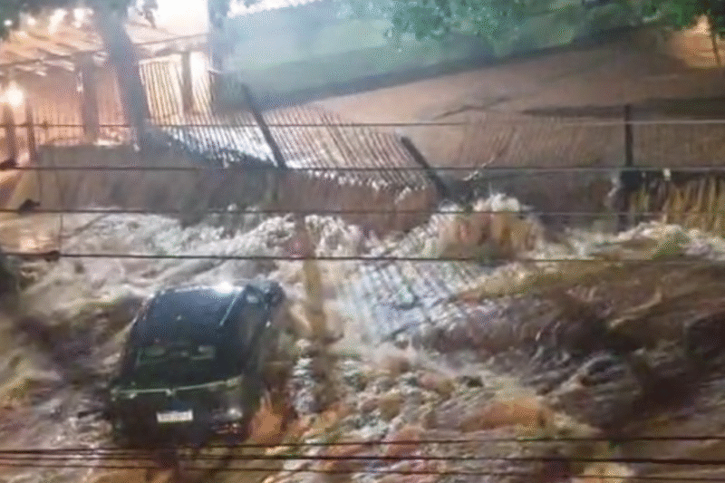 Força da enxurrada arrasta veículos e invade casas em Campo Grande