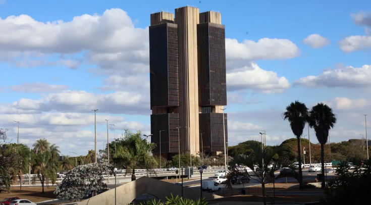 Mercado prevê inflação de 2025 abaixo do teto da meta e mantém crescimento do PIB em 2,16%