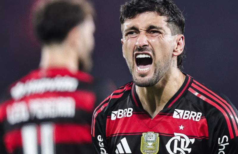 Flamengo embarca rumo à final da Libertadores sob festa e tumulto de torcedores