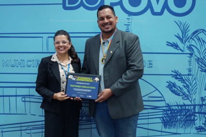 Vereador Clodoilson Pires homenageia economista Thiago Segovia com Medalha Legislativa do Mérito Cristóvão Silveira 