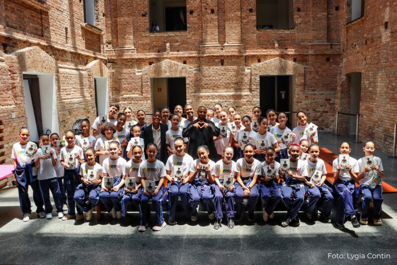 Bvlgari recebe crianças do projeto Ballet Paraisópolis para uma apresentação especial da bailarina Ingrid Silva na Pinacoteca de São Paulo