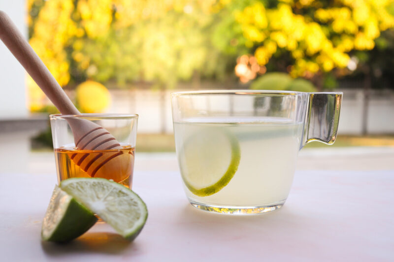 Shot de limão vira febre na internet, mas dentistas alertam: hábito pode corroer os dentes