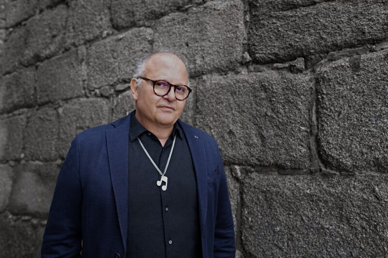 Guilherme Arantes anuncia turnê “50 Anos-Luz” para 2026 e celebra meio século de música