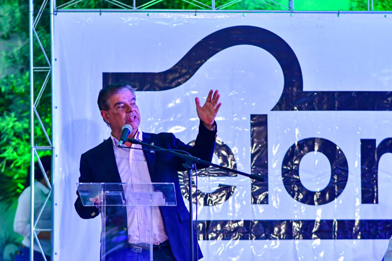 Senador Nelsinho Trad entrega maquinários a 11 municípios durante a Expogenética MS