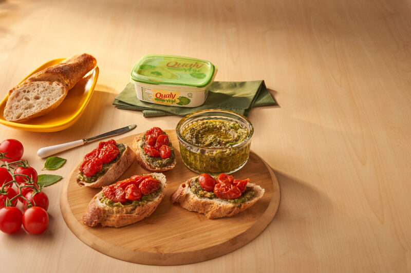 Aprenda a fazer uma brusqueta com tomate cereja assado e pesto de talos de vegetais