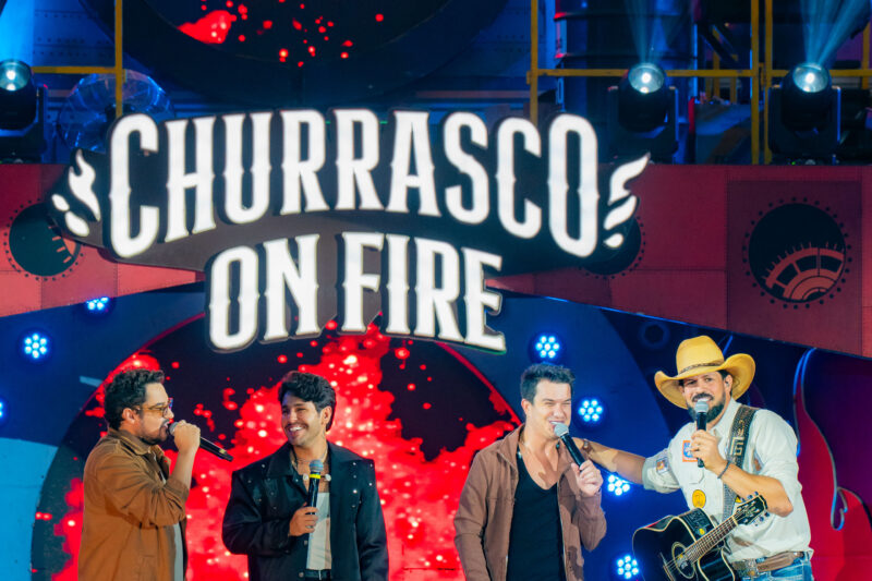 No palco do Churrasco On Fire, Fernando e Sorocaba recebem de surpresa Hugo e Guilherme para gravação