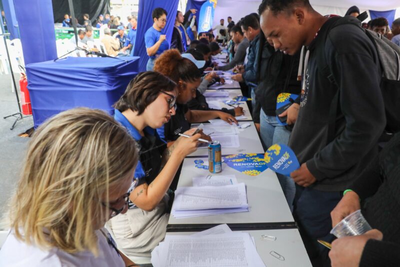 Feirão do Trabalhador reúne 3,5 mil vagas e serviços gratuitos de qualificação no centro de Brasília