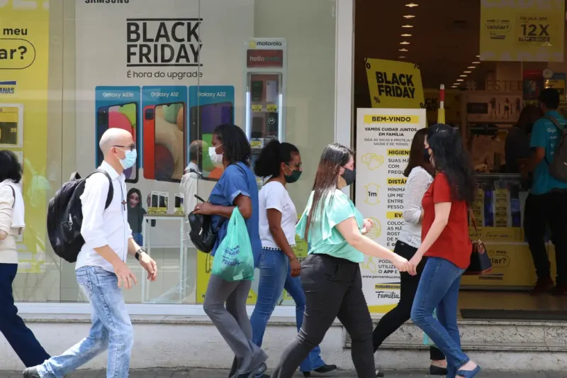 Sicoob orienta consumidores a aproveitar a Black Friday e o Natal com consciência de gastos