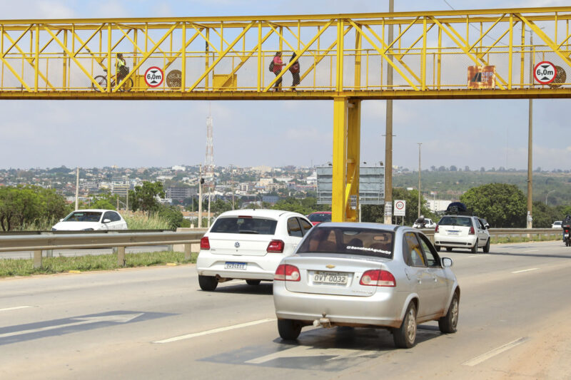Novas passarelas garantem mais segurança a pedestres nas vias do Distrito Federal
