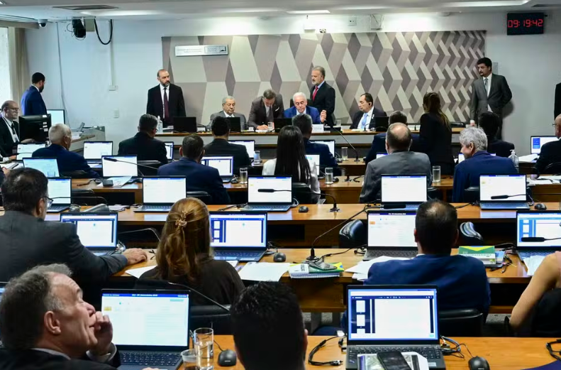 CCJ do Senado aprova PEC que reduz jornada máxima para 36 horas semanais