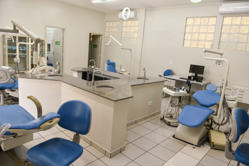 Prefeitura reajusta salários de auxiliares da odontologia em meio à tensão por greve de dentistas