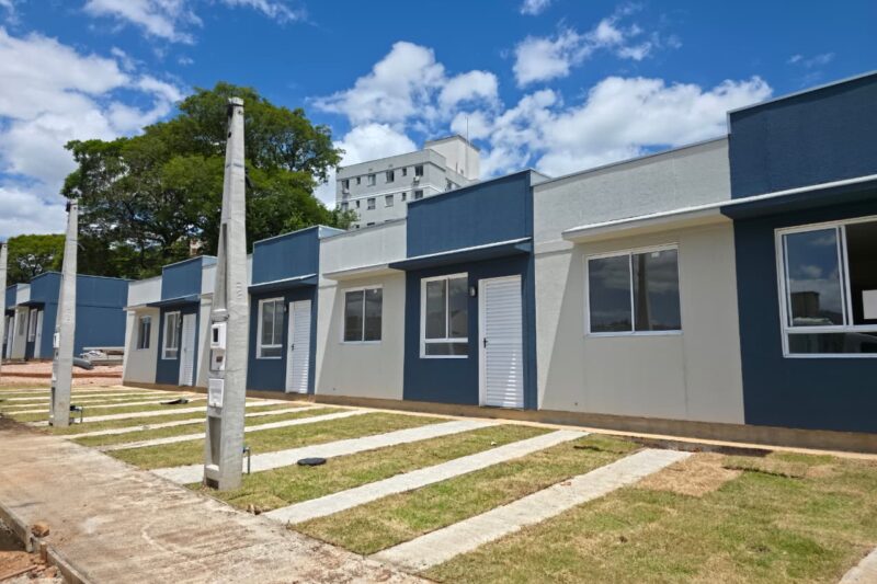 RegeneraRS e Sinduscon-RS entregam 31 casas permanentes a famílias atingidas pelas enchentes de 2024, em Porto Alegre