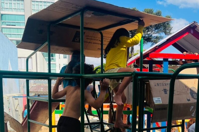 Escola de Curitiba retira todos os brinquedos para estimular imaginação e fortalecer vínculos entre as crianças