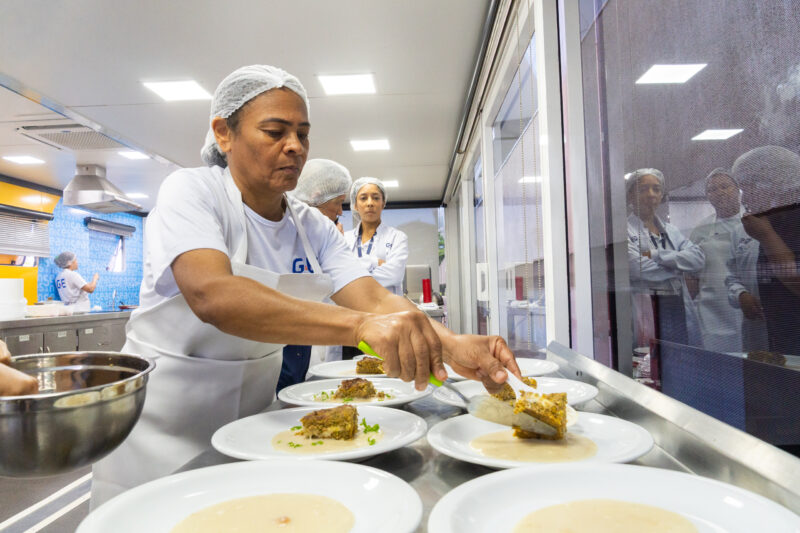 Concurso Sabor de Escola 2025 elege merendeira de Ceilândia como a melhor da rede pública do DF