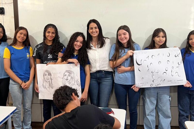 “Quando a mulher se posiciona, a cidade avança”: alunos elegem Gianni Nogueira como Mulher Extraordinária na Política em Dourados