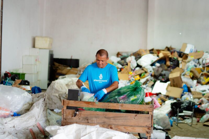 Parceria entre Plastic Bank, SC Johnson e cooperativa de Manaus prevê coleta de 2,4 milhões de garrafas plásticas