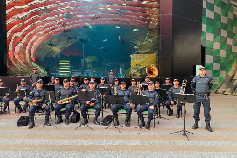 Banda da PM embala clima natalino com concerto gratuito no Shopping Campo Grande